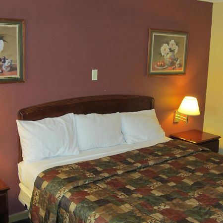 First Western Inn - Fairmont City Bagian luar foto