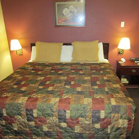First Western Inn - Fairmont City Bagian luar foto