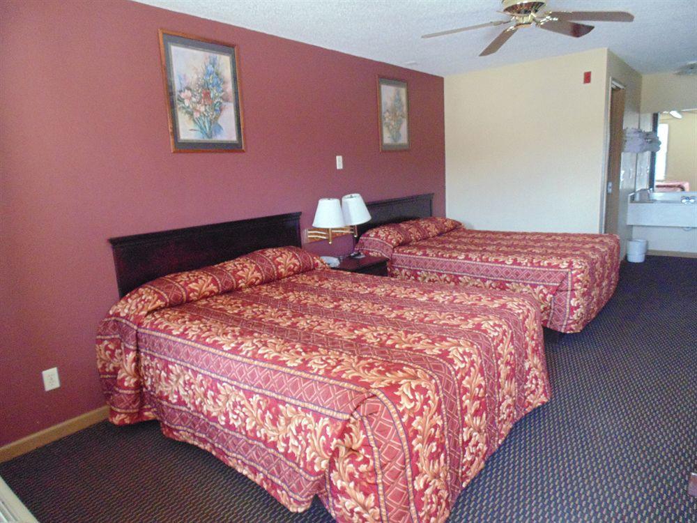 First Western Inn - Fairmont City Bagian luar foto
