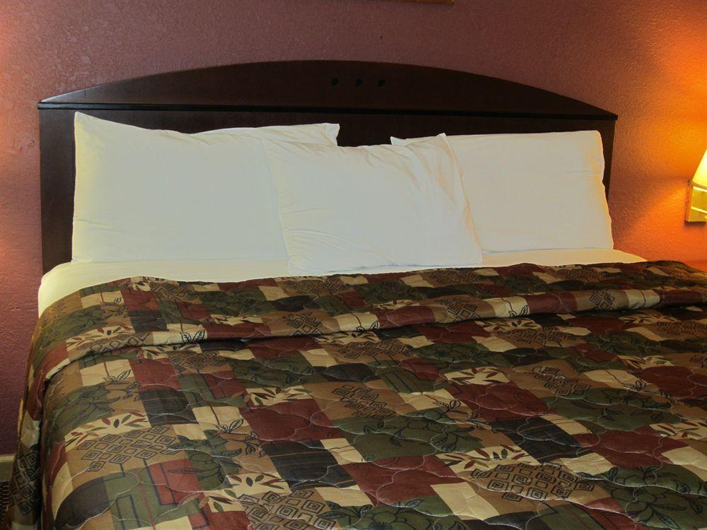 First Western Inn - Fairmont City Bagian luar foto