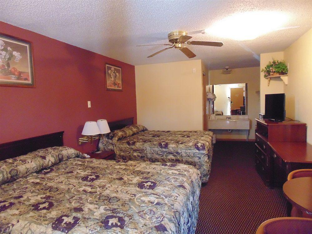 First Western Inn - Fairmont City Bagian luar foto