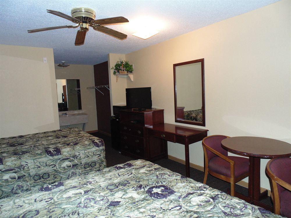 First Western Inn - Fairmont City Bagian luar foto
