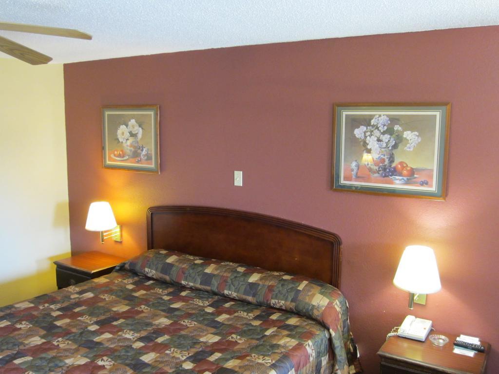First Western Inn - Fairmont City Bagian luar foto