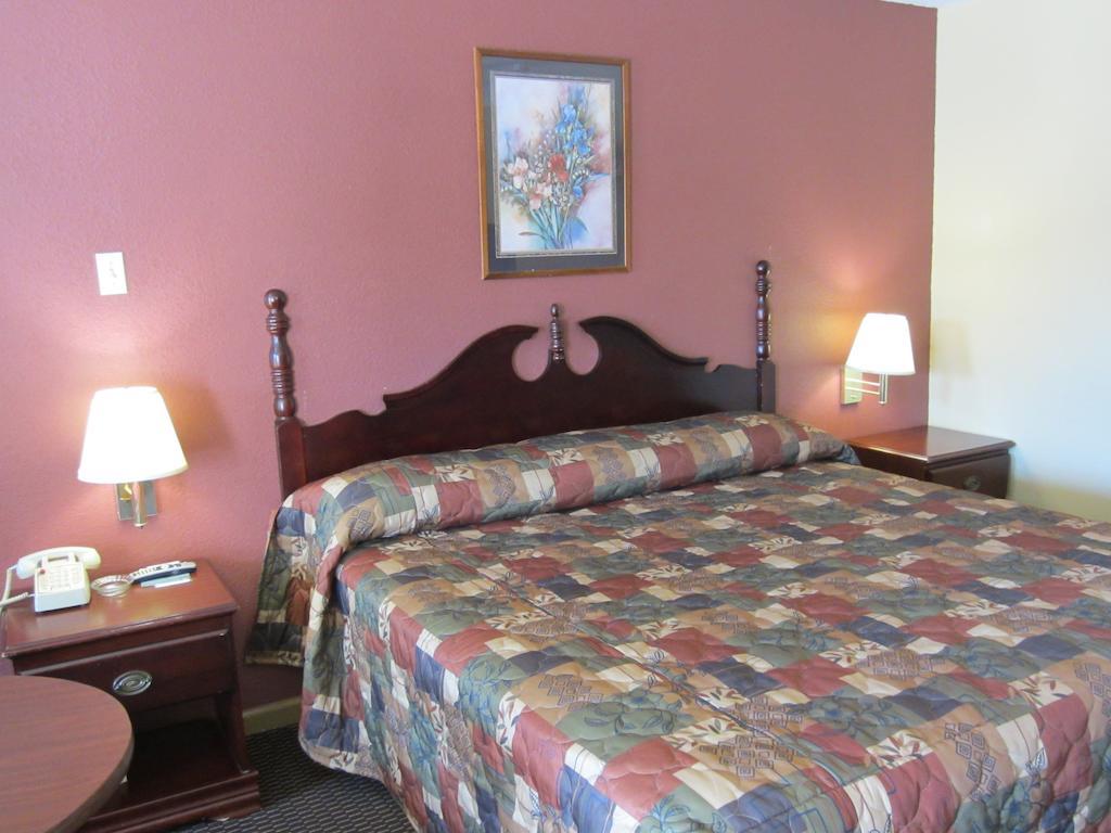 First Western Inn - Fairmont City Bagian luar foto