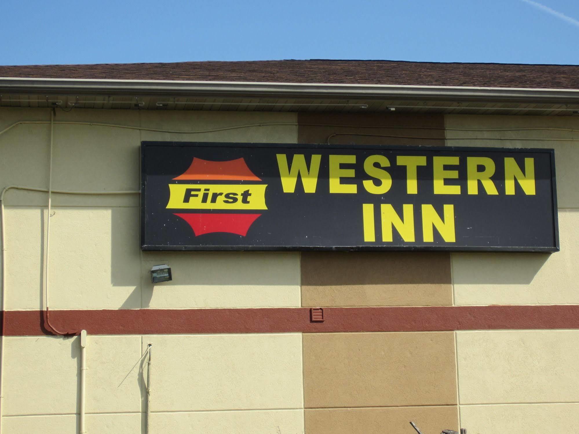First Western Inn - Fairmont City Bagian luar foto