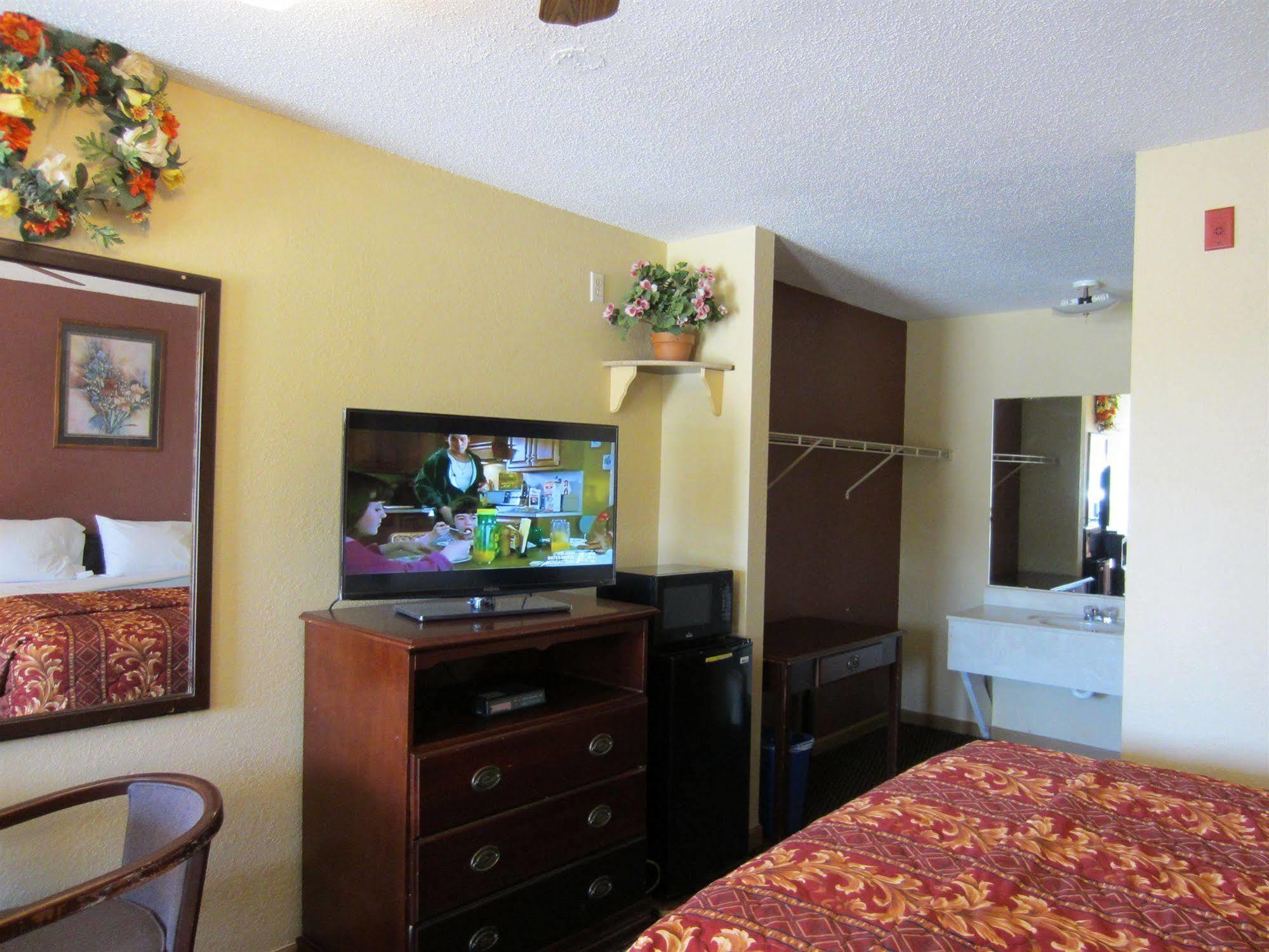 First Western Inn - Fairmont City Bagian luar foto