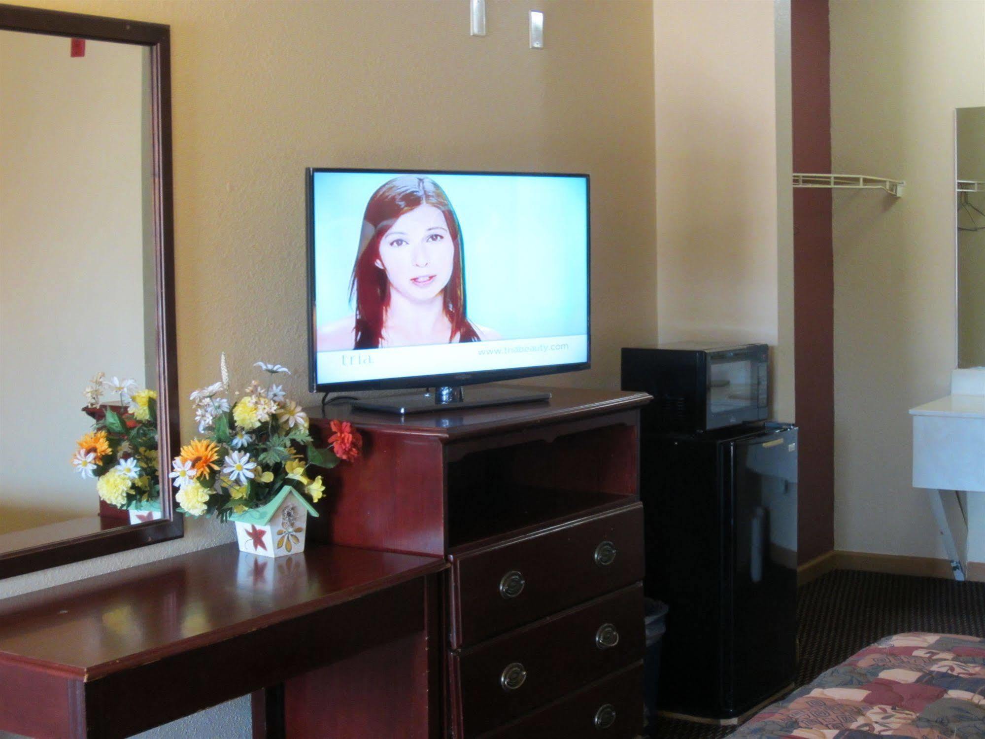 First Western Inn - Fairmont City Bagian luar foto