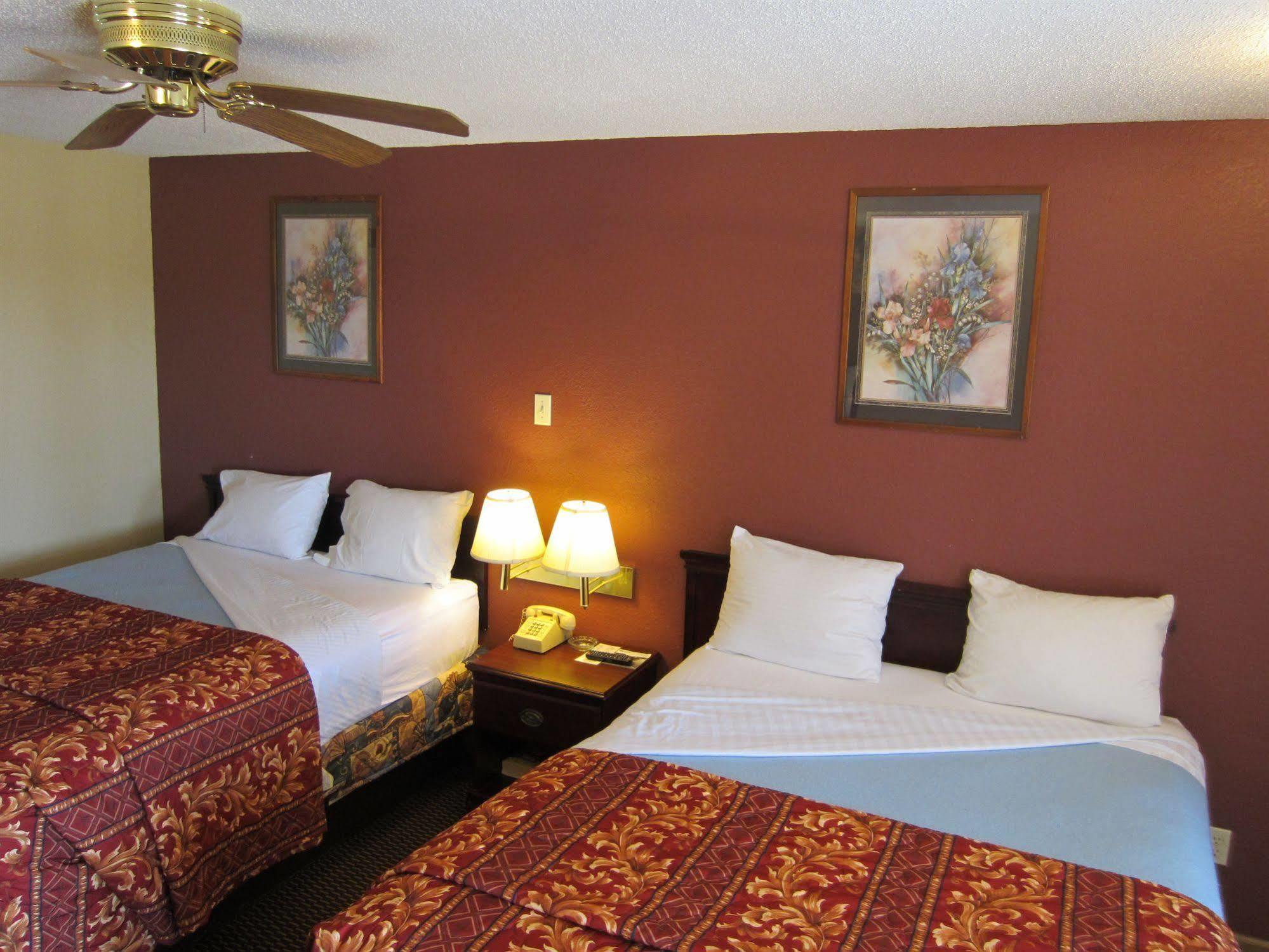 First Western Inn - Fairmont City Bagian luar foto