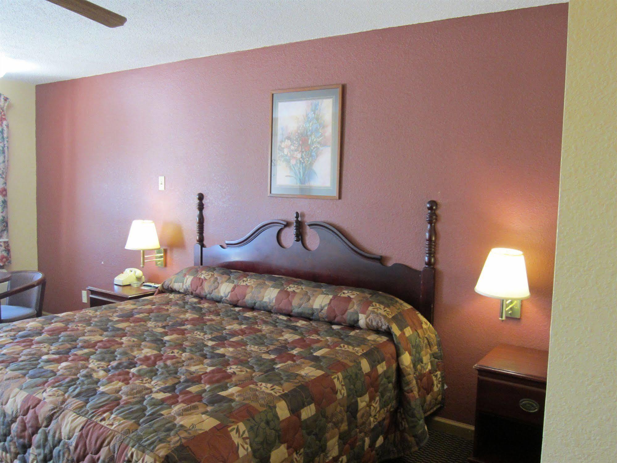 First Western Inn - Fairmont City Bagian luar foto
