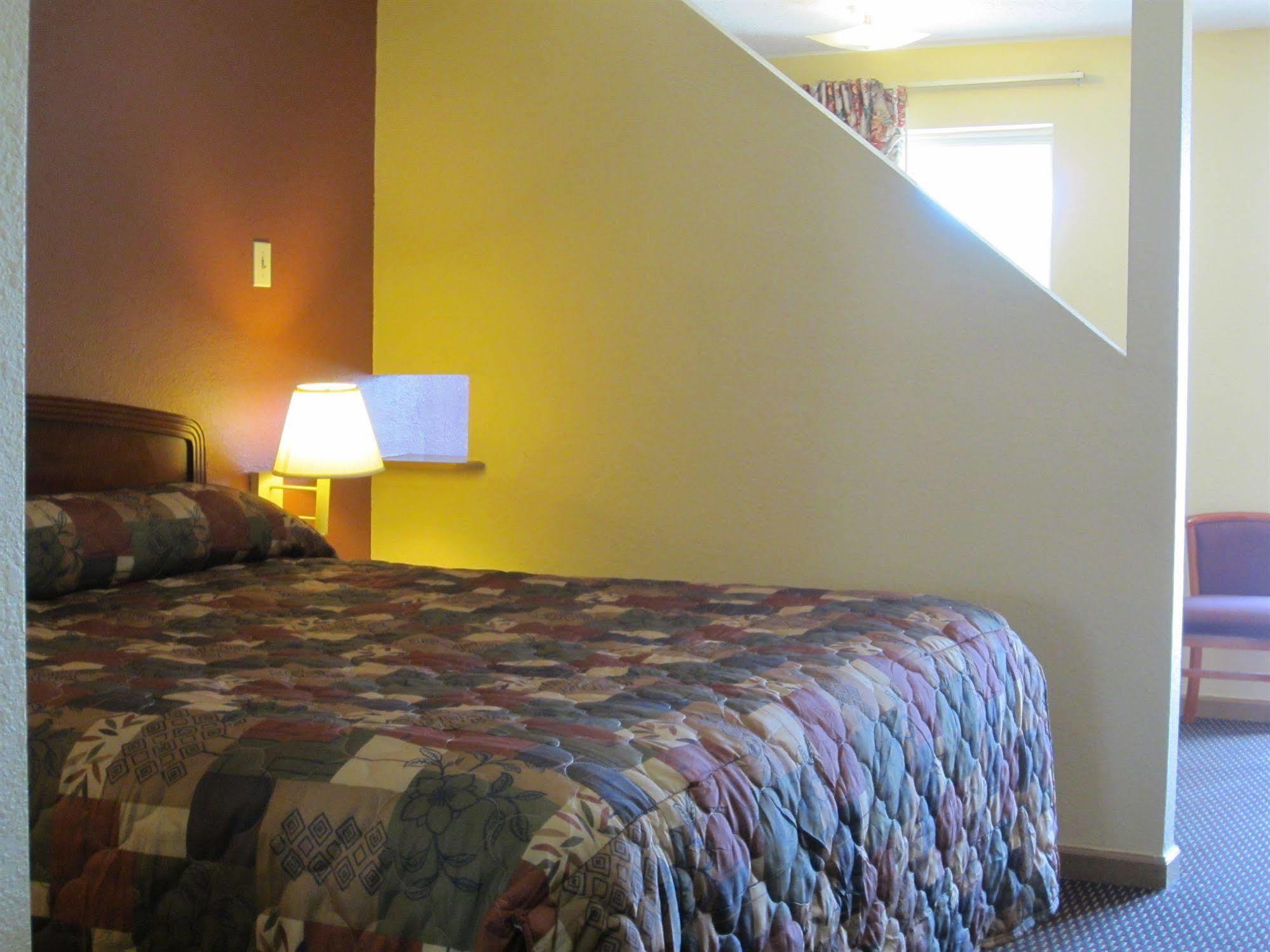First Western Inn - Fairmont City Bagian luar foto