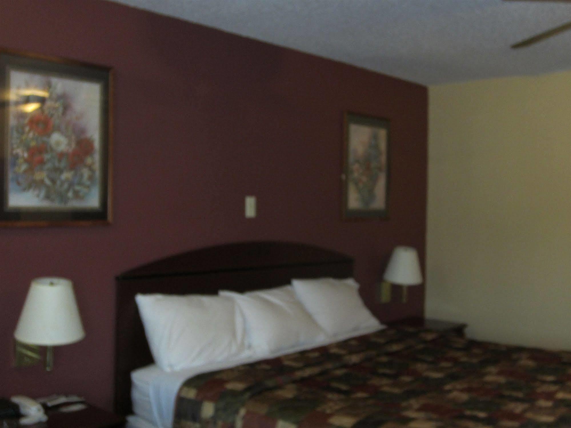 First Western Inn - Fairmont City Bagian luar foto