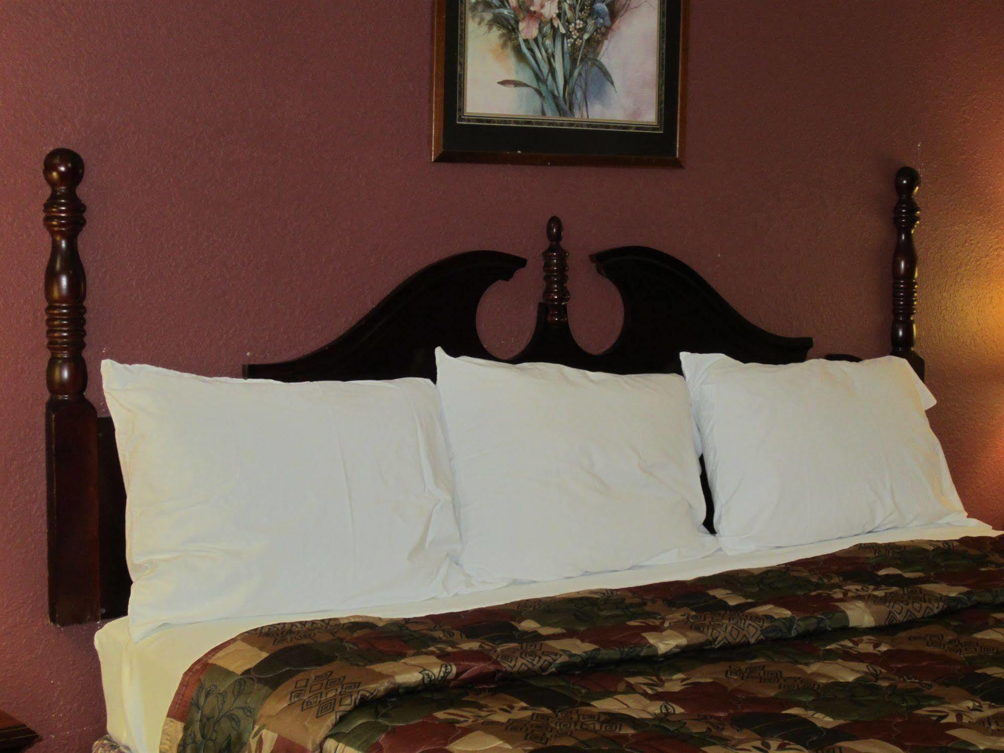 First Western Inn - Fairmont City Bagian luar foto