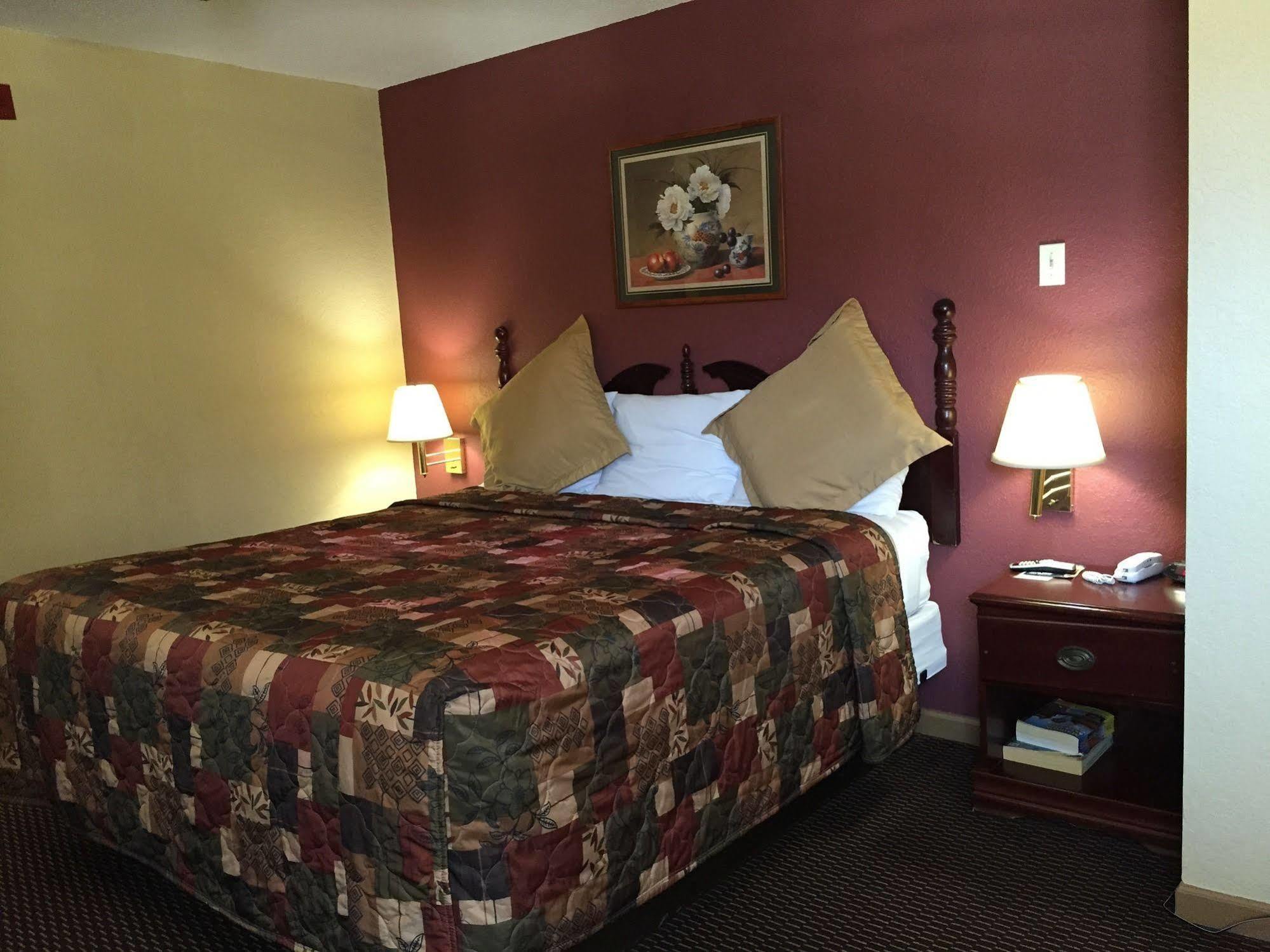 First Western Inn - Fairmont City Bagian luar foto