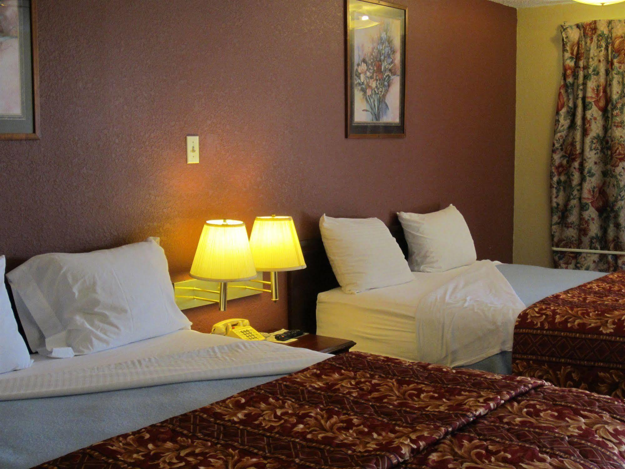 First Western Inn - Fairmont City Bagian luar foto